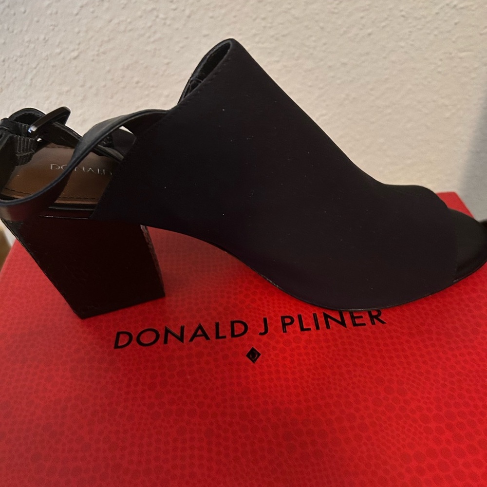 Donald J. Pliner “Gysele-D” Black Crepe Bootie Block Heel -Size 11M